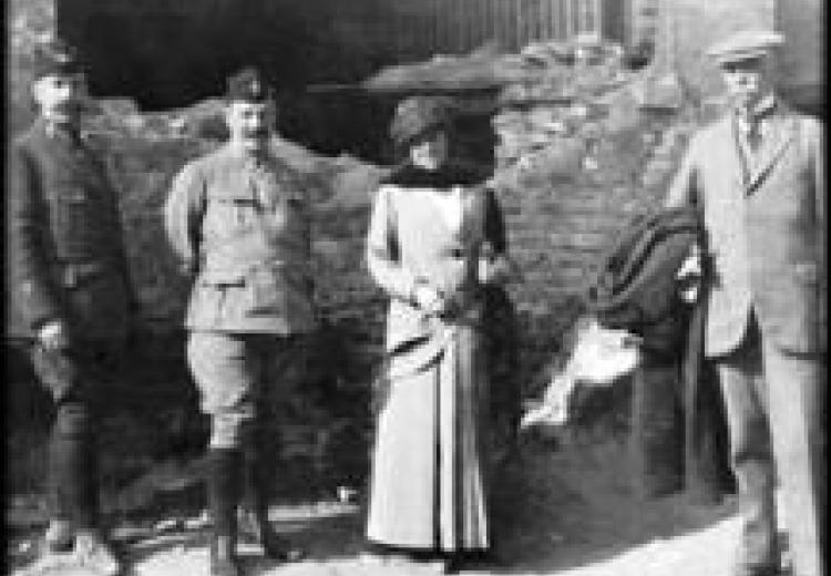 Black and white photo of Edith Wharton with French soldiers.